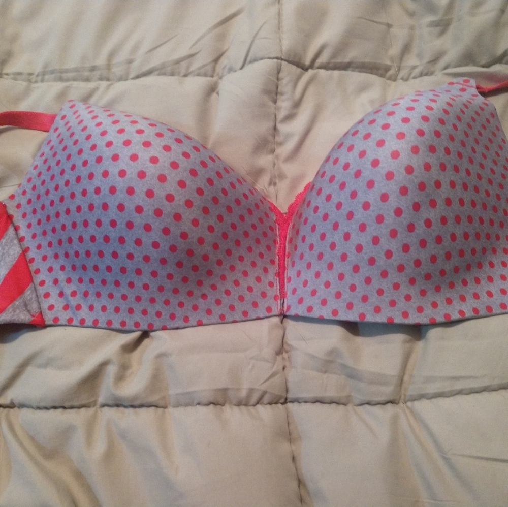 Size 36 DD Victoria Secret bra, like new